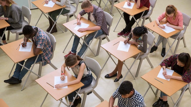 des élèves passent l'examen du bac à l'école