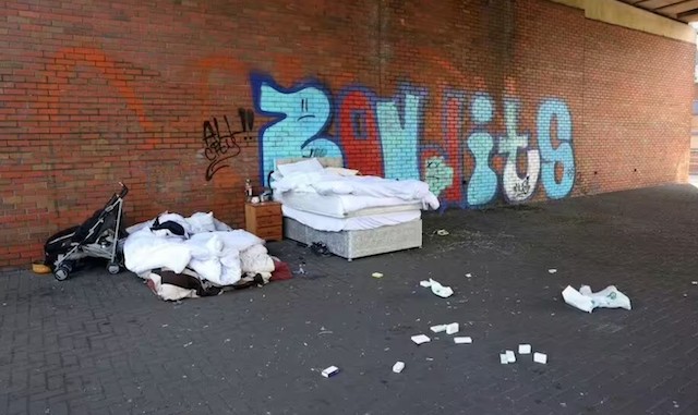 Le lit du couple se trouve dans un passage souterrain 