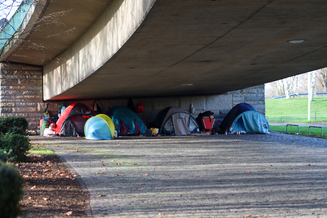 Tentes sous un pont