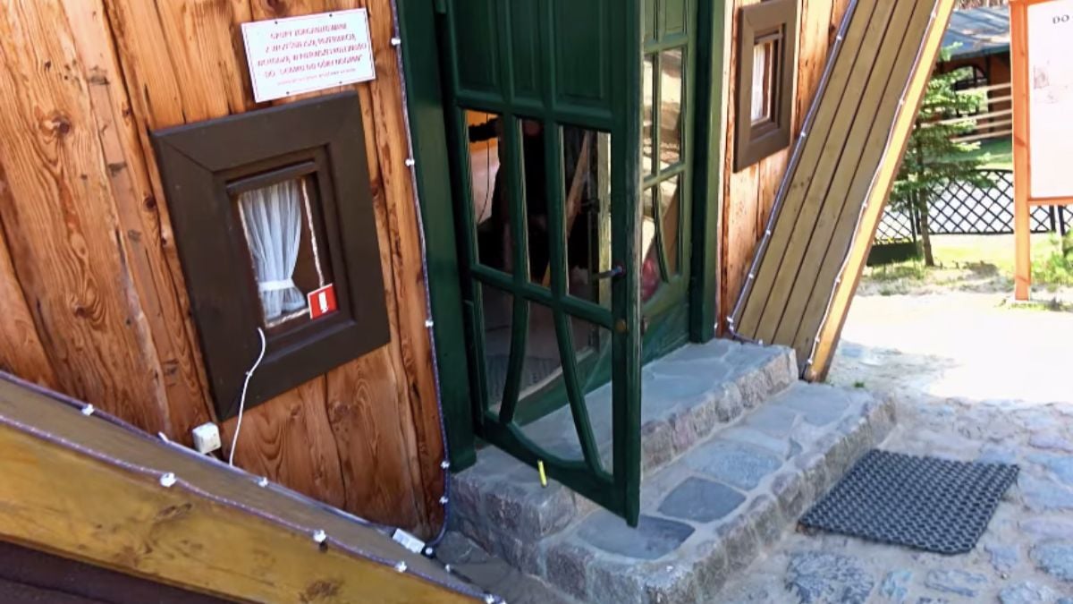 Pour visiter la maison construite à l'envers, on rentre par la fenêtre