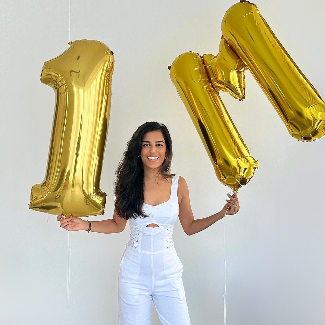 Nischa Shah pose avec le chiffre 1 et la lettre M, en guise de clin d'oeil au million de dollars qu'elle a gagné avec sa chaîne YouTube