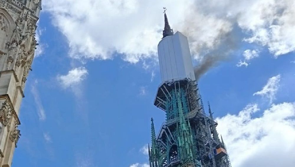 un incendie à la cathédrale de rouen