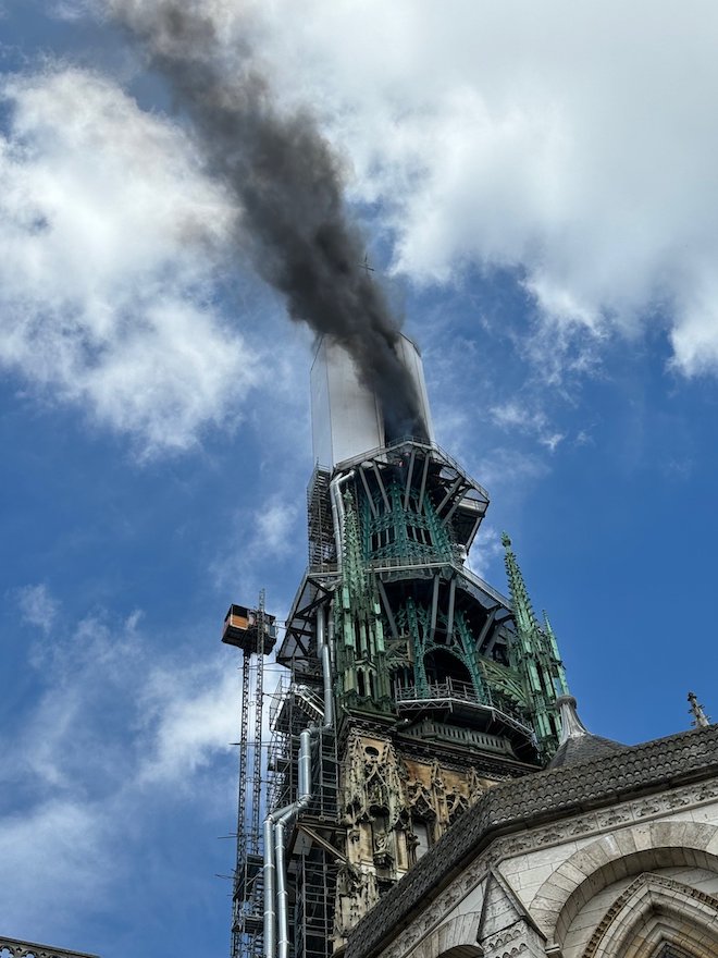 un incendie à la cathédrale de rouen