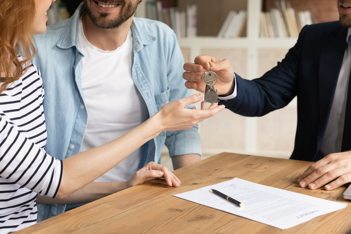 Couple qui reçoit les clés de sa nouvelle propriété