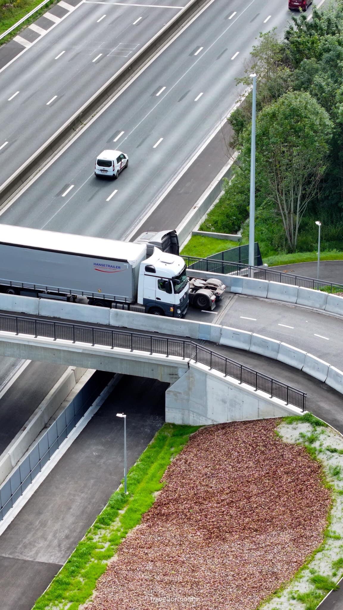 pont sur une route en belgique