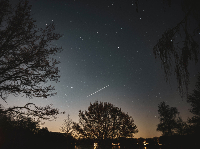 Une étoile filante dans le ciel