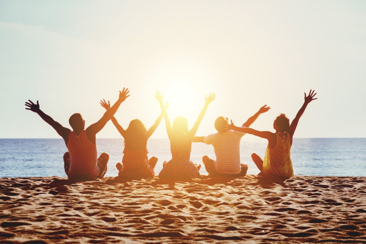 Un groupe d'amis sur la plage.