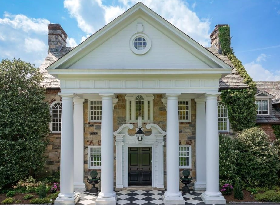 Porte du manoir que mettent en vente Michael Douglas et Catherine Zeta-Jones