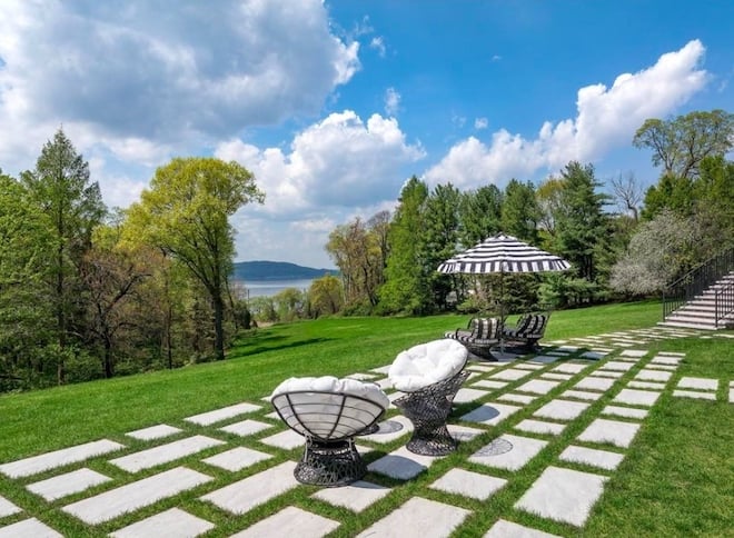 La vue depuis le jardin du manoir, appartenant à Michael Douglas et Catherine Zeta-Jones