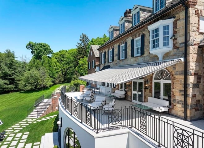 Terrasse du manoir de Michael Douglas et Catherine Zeta-Jones