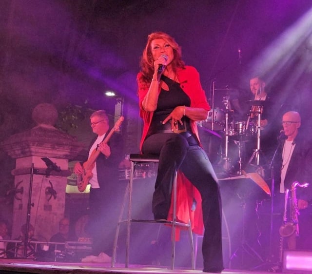 Julie Pietri en concert à Aramon en 2023 