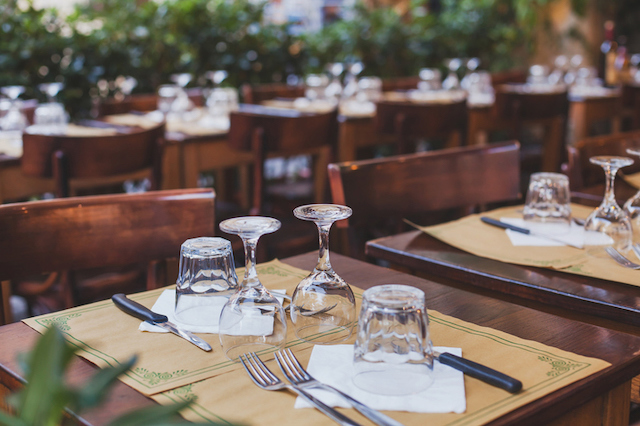 Tables dans un restaurant en Italie