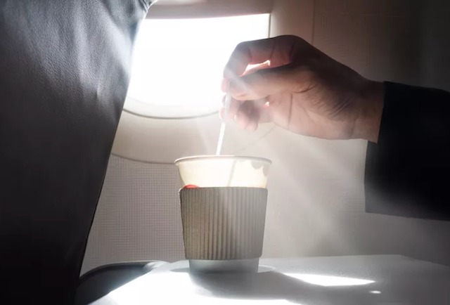 Une boisson chaude servie dans un avion