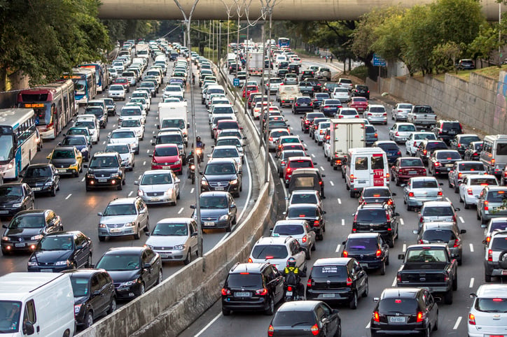 Véhicules coincés dans un embouteillage.