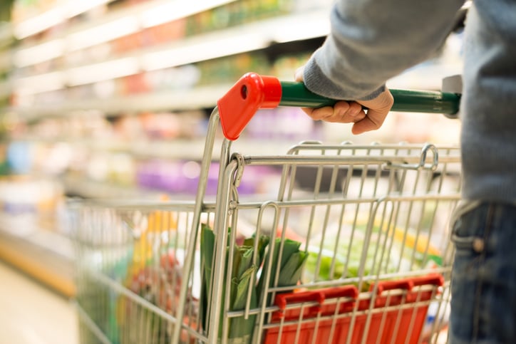 Un chariot dans un supermarché.