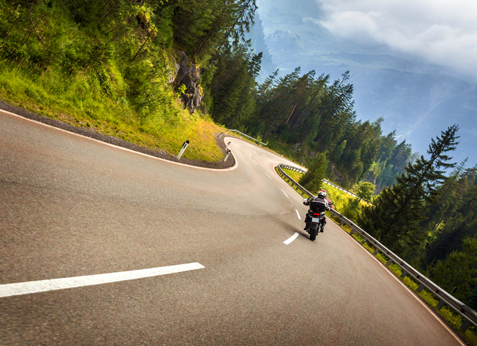 Un motard sur la route.