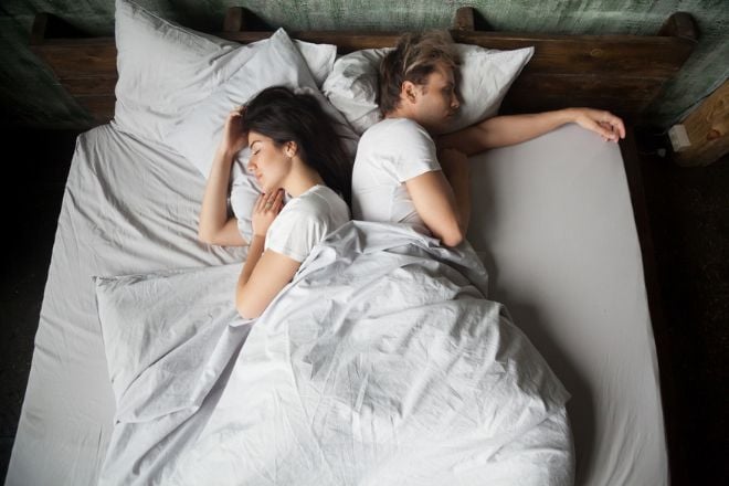 Couple en plein sommeil dans son lit