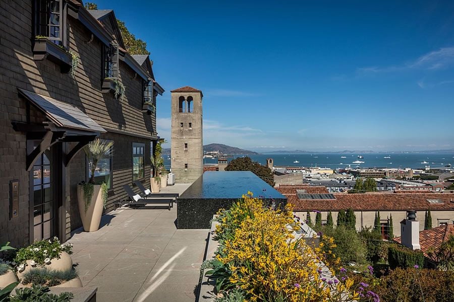 Une maison avec piscine à débordement.