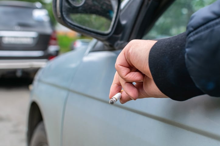 Un automobiliste tient un mégot de cigarette