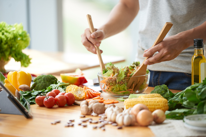 Une personne cuisine une salade