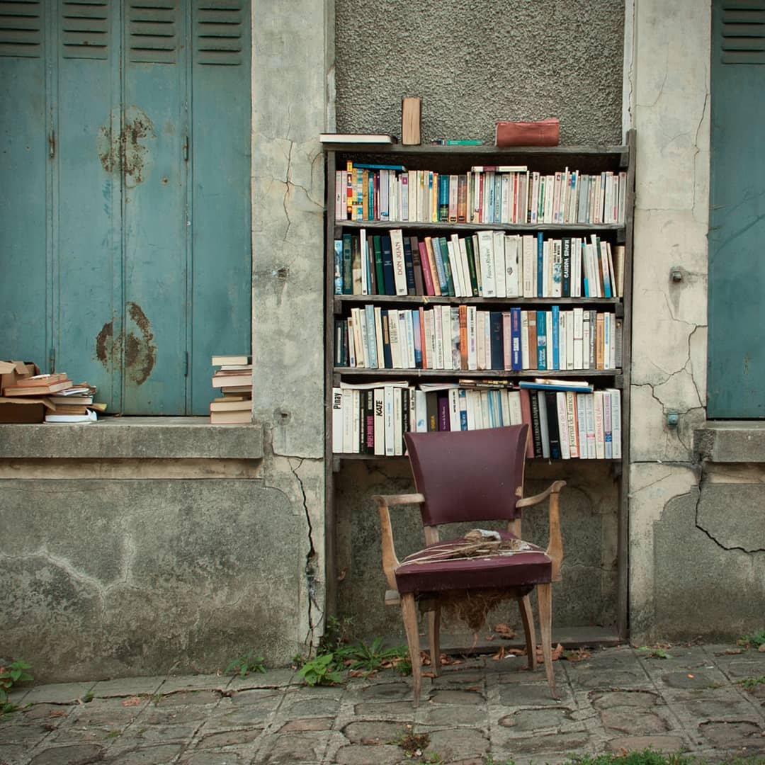 Des livres dans une rue abandonnée