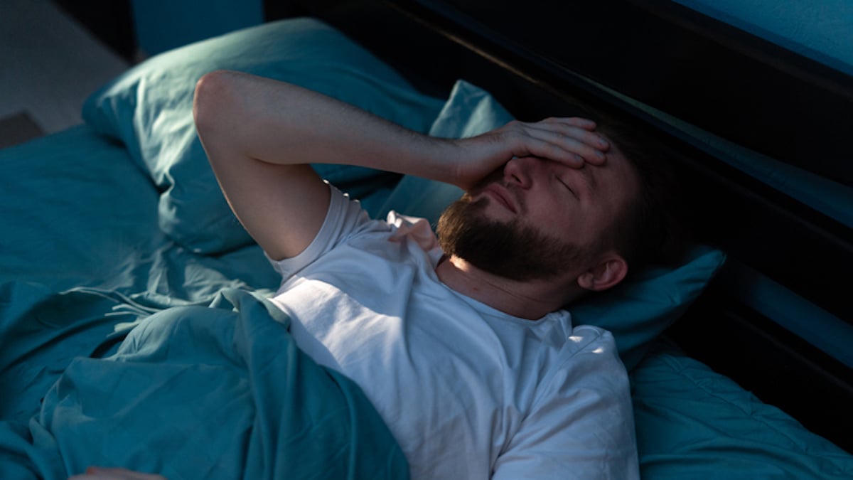 un homme se réveille en pleine nuit