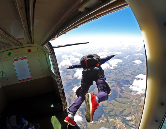 Une personne saute en parachute