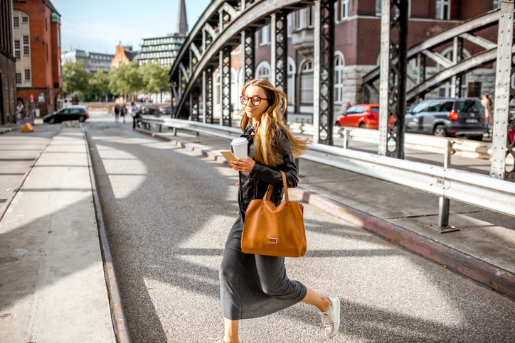 Une femme traverse la rue