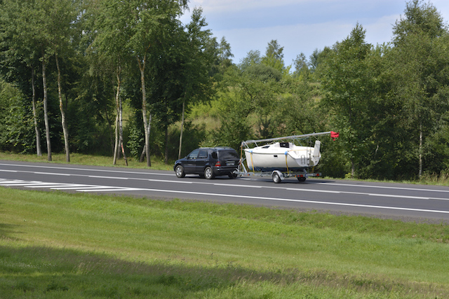 voiture transportant un bateau sur une route 