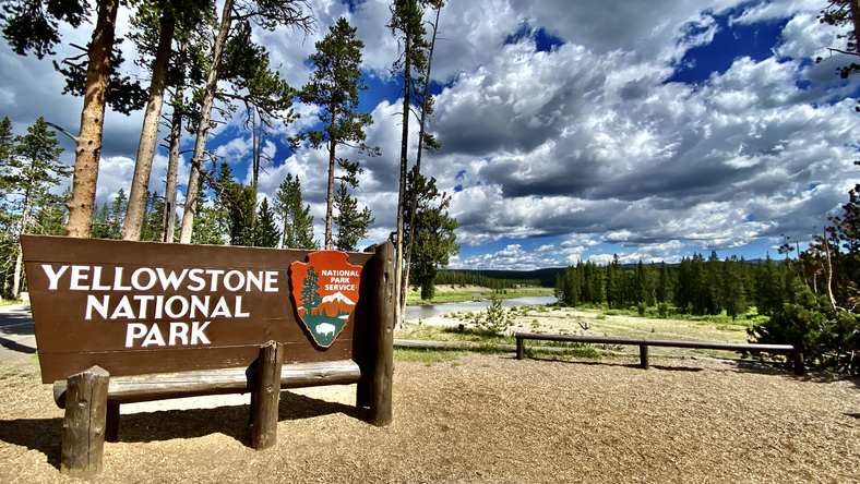 Panneau indiquant l'entrée du parc national de Yellowstone 