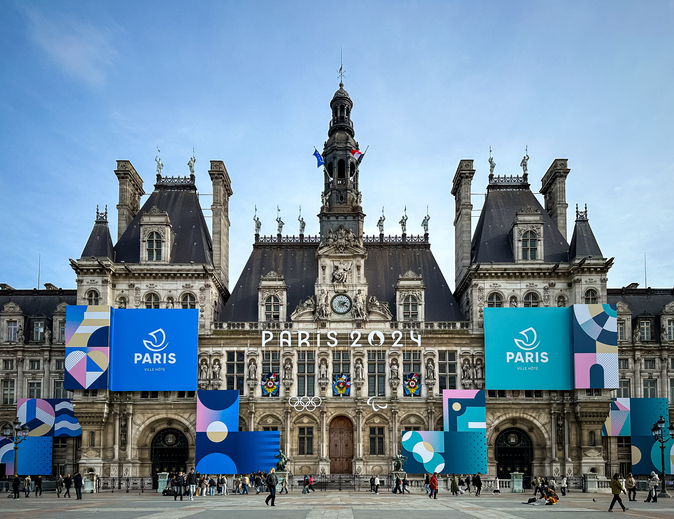 Hôtel de ville de Paris décoré aux couleurs des JO 2024