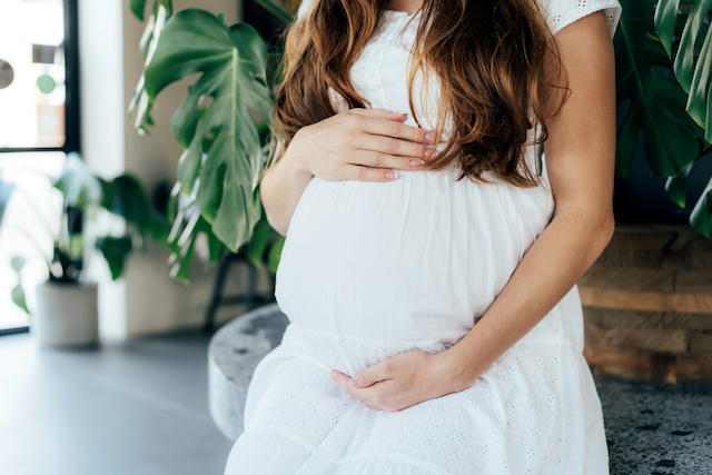 Femme enceinte qui se tient le ventre 