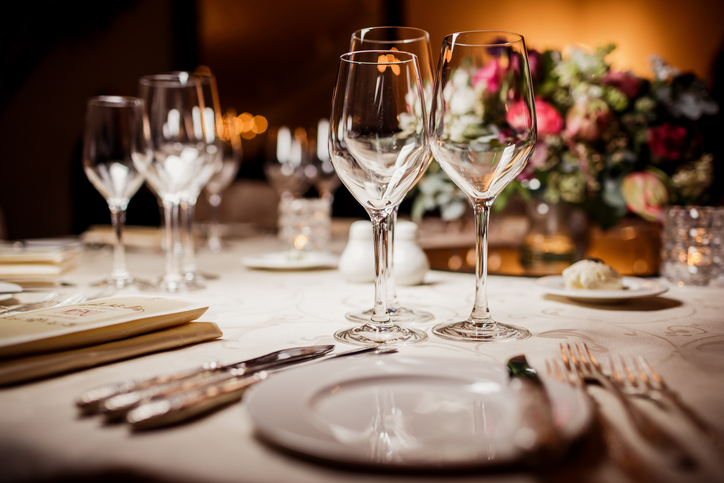 Une table dressée dans un restaurant