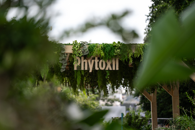 Porte d'entrée du jardin Phytoxil à Paris, au pied de la tour Eiffel