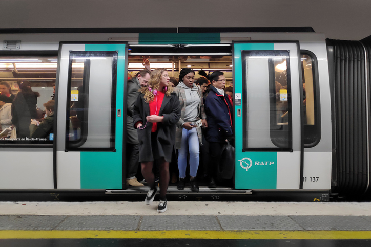 Une passagère du métro de Paris descend à une station