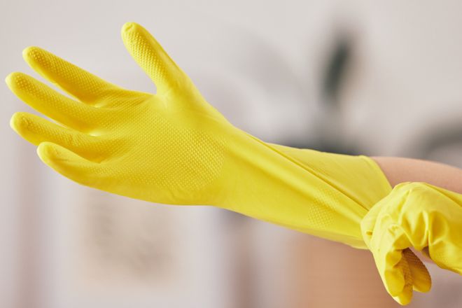 Une personne portant des gants de nettoyage 