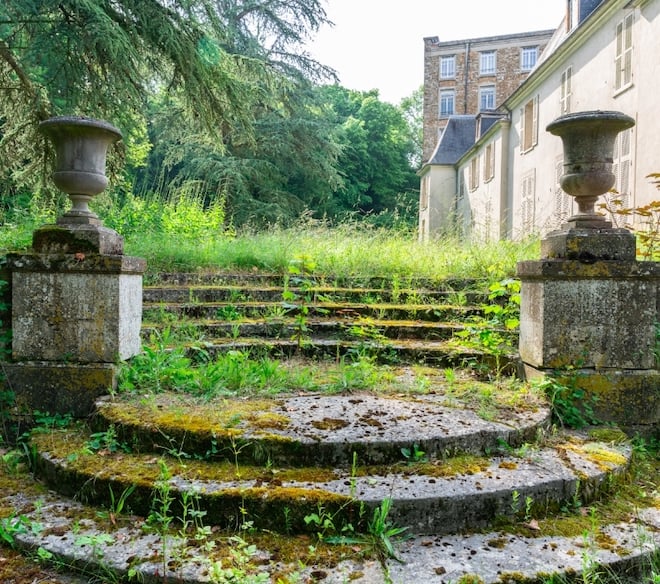 Extérieur du château du XVIIe siècle à vendre dans l'Essonne