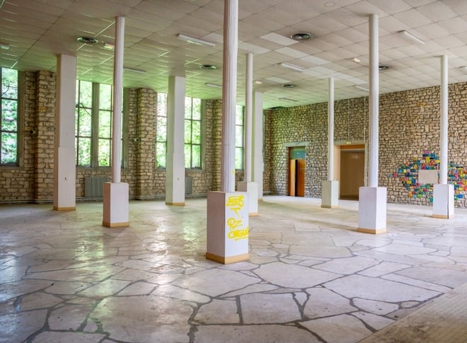 Salle de réception dans le couvent du château, qui est à vendre dans l'Essonne