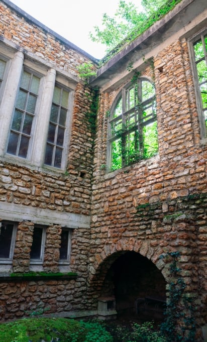 Façade du couvent, adossé au château du XVIIe siècle, qui est à vendre dans l'Essonne