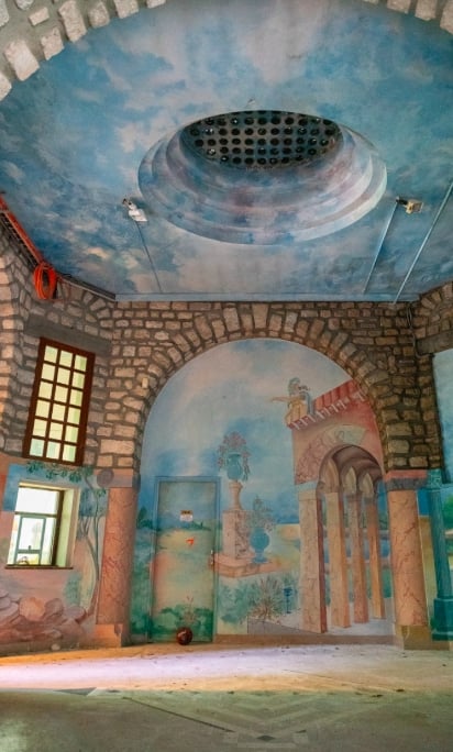 Fresque peinte dans le couvent du château, qui est à vendre dans l'Essonne