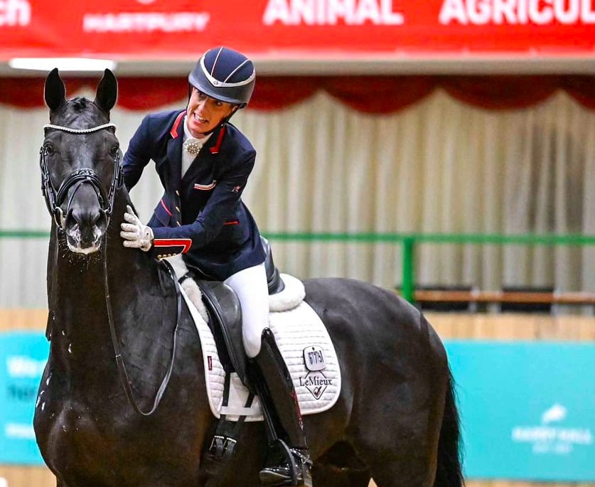 La cavalière britannique Charlotte Dujardin, triple championne olympique de dressage, félicite son cheval