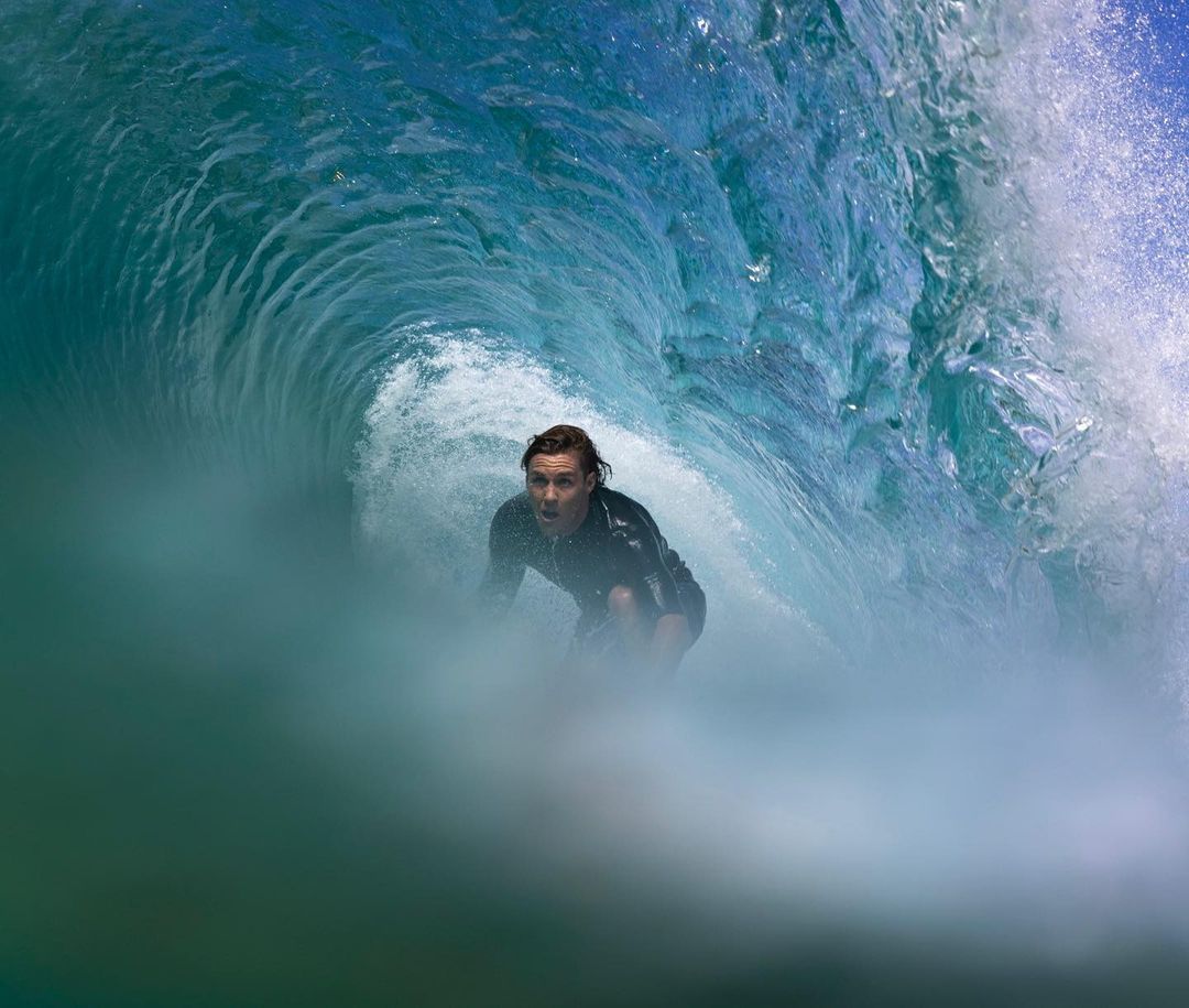 Kai McKenzie en train de surfer