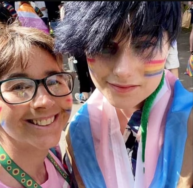 Sarah Reid et son fils Damian pendant la Gay Pride 