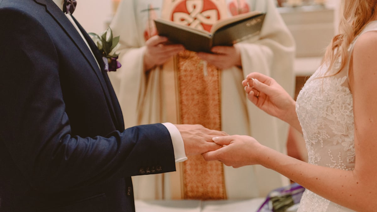 un couple se marie à l'église