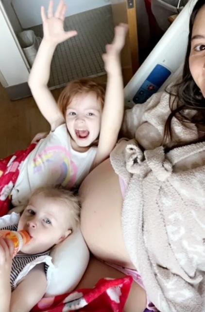 Ashley Meyers et ses deux filles à l'hôpital