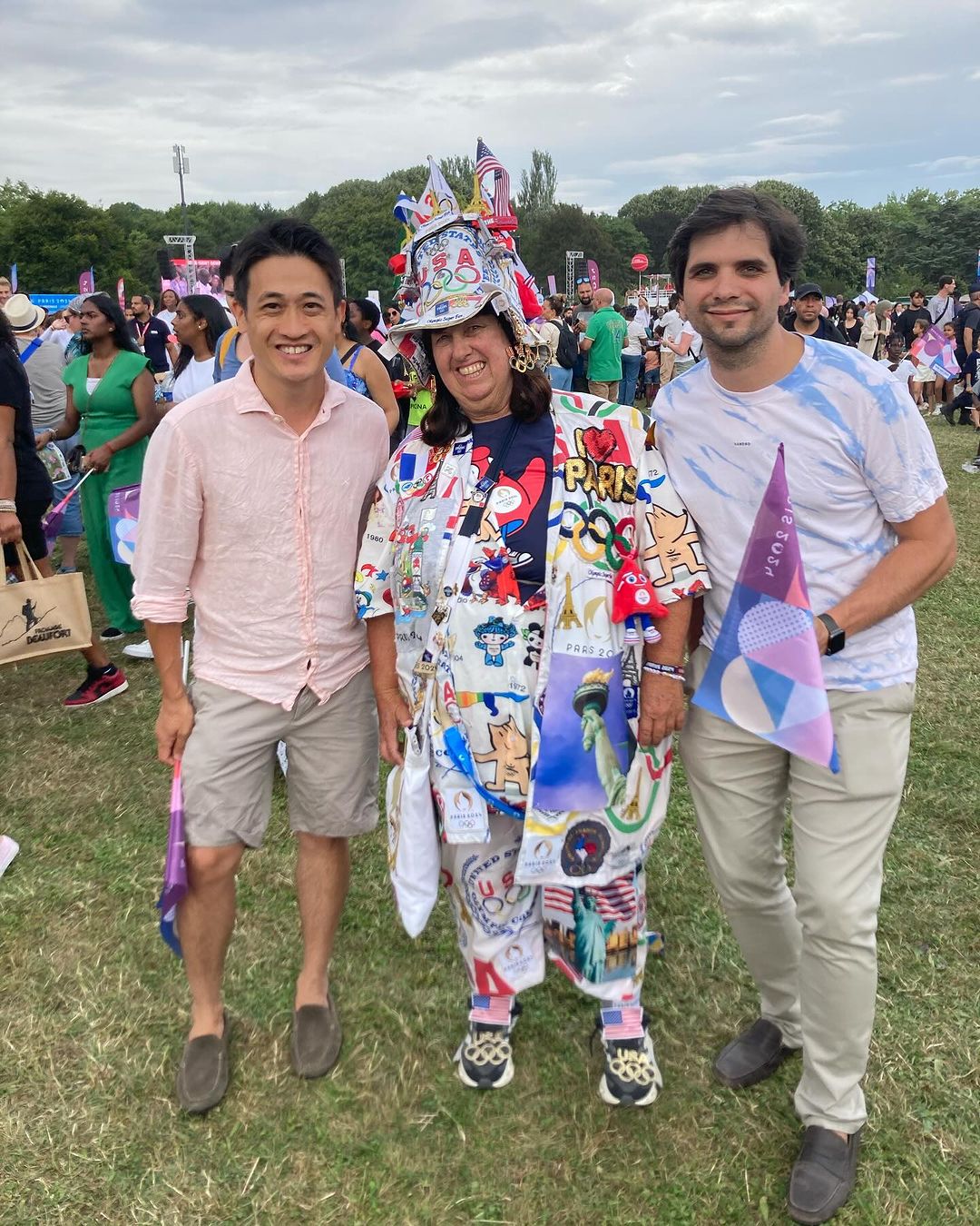 Vivianne Robinson, la plus grande fan des jeux olympiques, avec deux fans