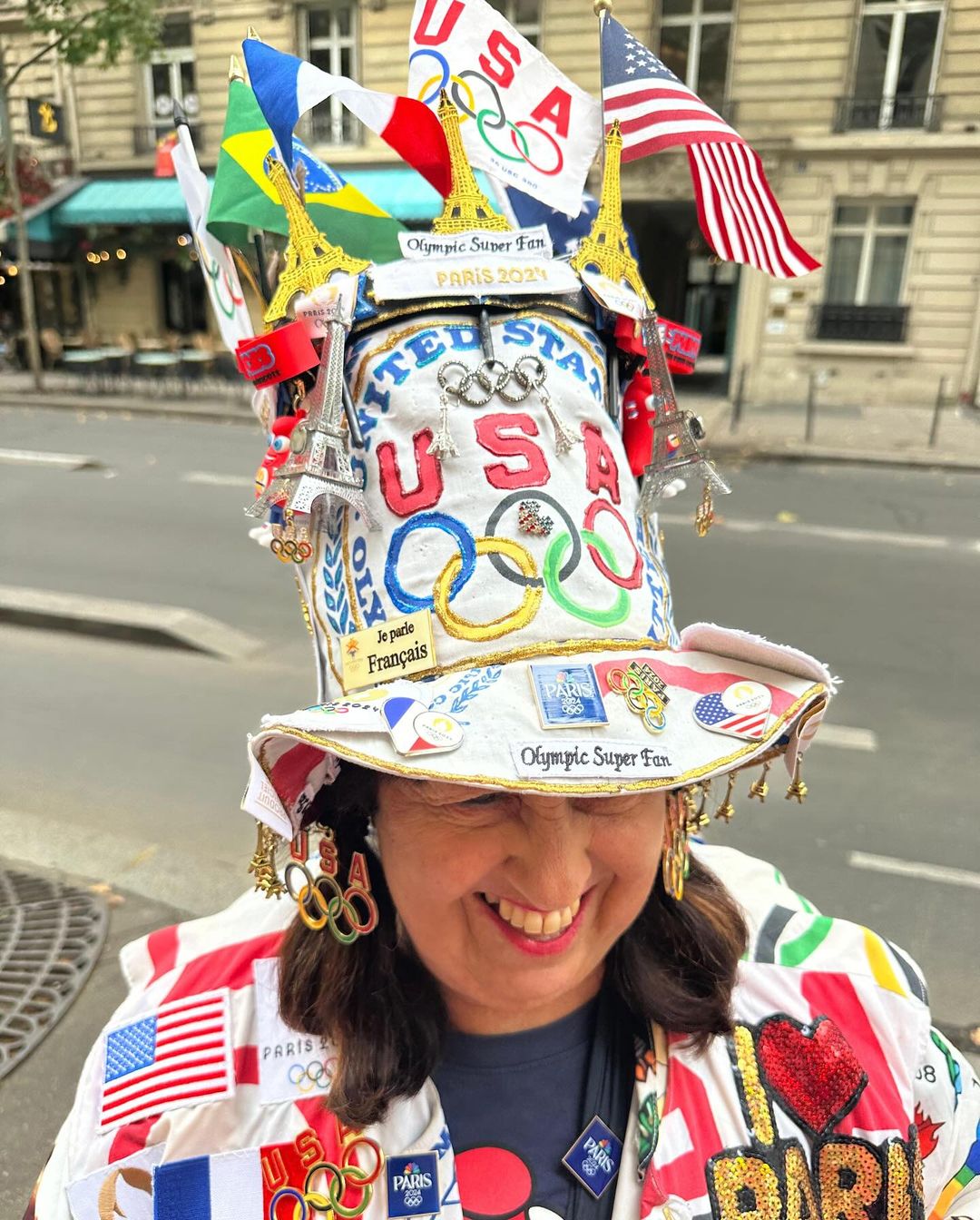 Vivianne Robinson, la plus grande fan des jeux olympiques, prend la pose avec son chapeau haut de forme