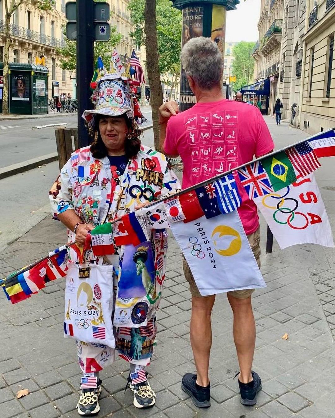 Vivianne Robinson, la plus grande fan des jeux olympiques, photographiée avec un touriste dans les rues de Paris