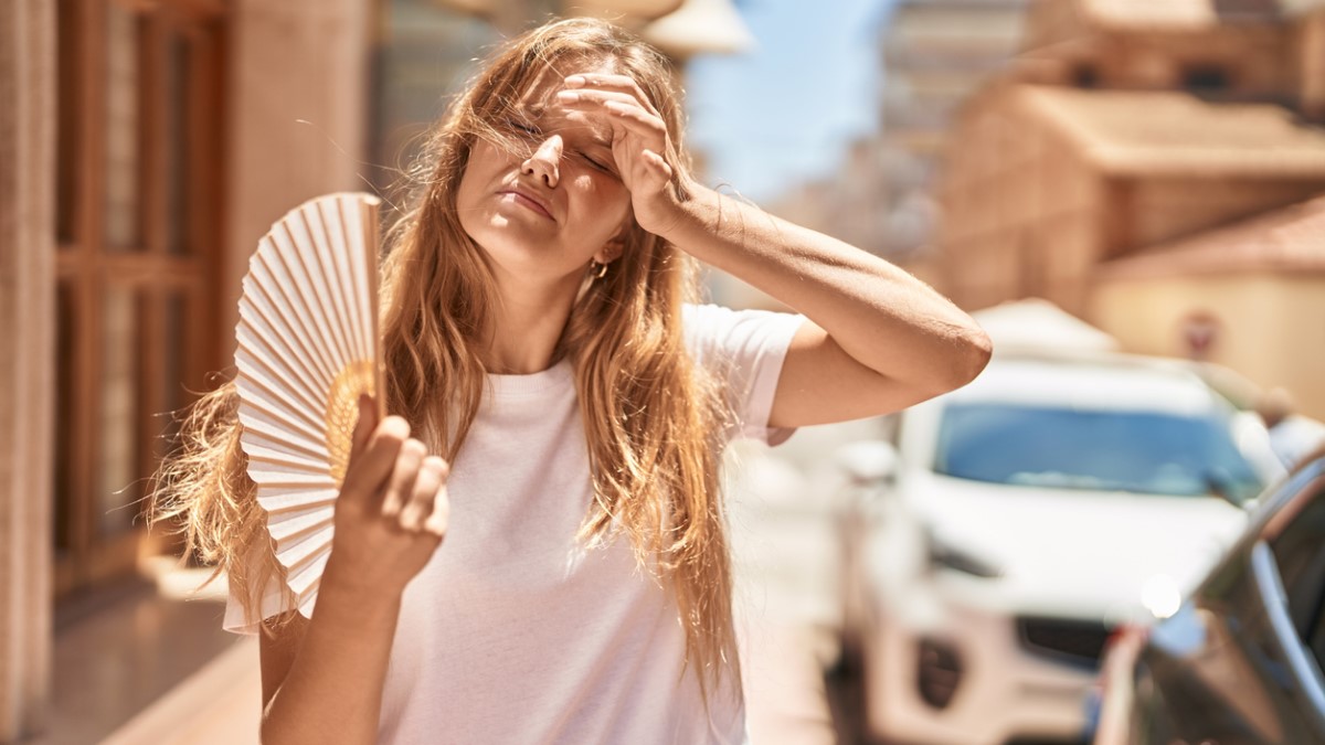 Une femme souffre de la chaleur