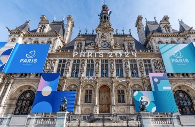 Façade de l’Hôtel de Ville, décorée pour les Jeux olympiques 